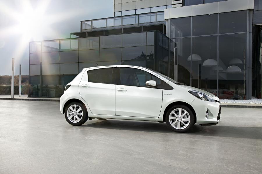 Toyota Yaris Hybrid 2012 года  (фото 25 из 35)